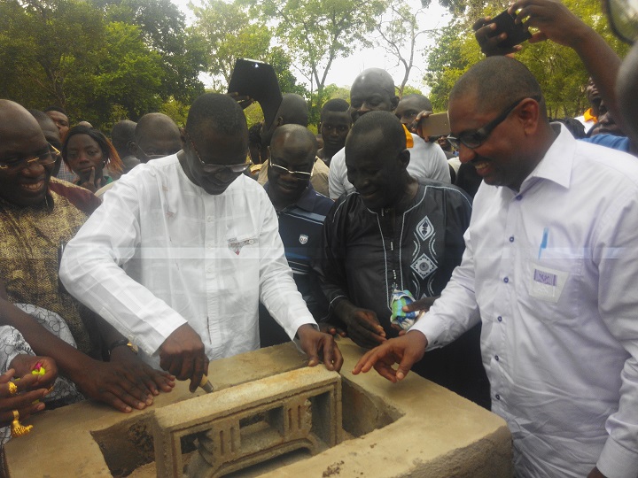 Côte d’Ivoire/actions sociales : Amadou Koné offre 5 millions pour la construction du logement de la sage- femme de Kouassiblékro