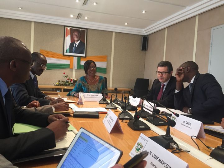 Banque Africaine de Développement : Mission de haut niveau pour la revue à mi-parcours du DSP et de la performance du portefeuille du 17 au 25 février 2016 à Abidjan, Mme Nialé KABA félicite l’initiative de la banque