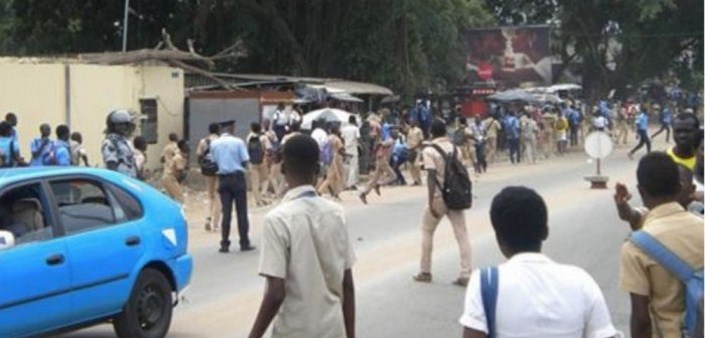 Après l’arrestation et l’emprisonnement de leurs camarades: Plus d’une centaine d’élèves et d’étudiants encore arrêtés, des policiers pris en chasse
