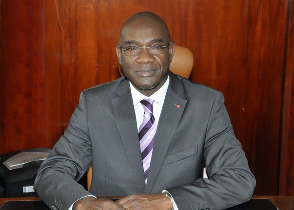 Lutte contre la fuite de la noix de cajou : Dr Adama Coulibaly DG CCA, offre des  motos aux comités de veilles de Bouna
