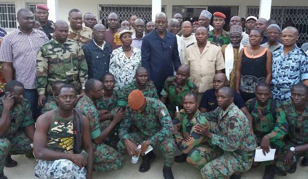 Côte d’Ivoire : les mutins libèrent le ministre de la Défense après un nouvel accord avec le gouvernement
