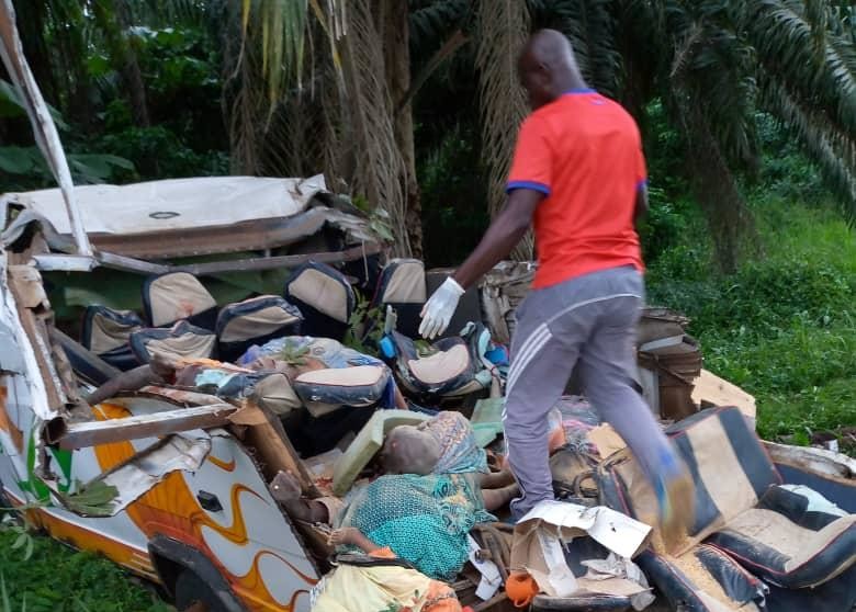 Côte d’Ivoire /Autoroute : un arbre abattu par des inconnus chute sur un minicar et fait 7 morts
