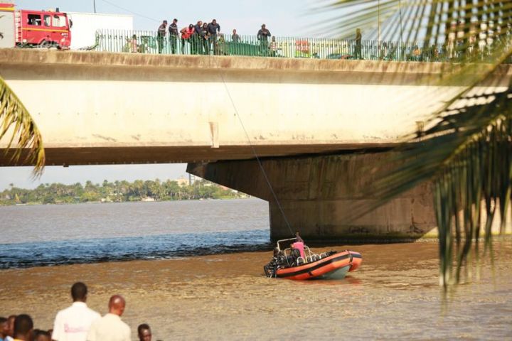 Côte d'Ivoire : un véhicule chute du pont De Gaulle et termine sa course dans la lagune