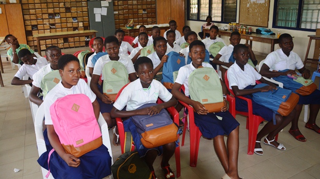 Côte d’Ivoire : 20 jeunes filles élèves reçoivent des kits scolaires de L’IEWAD