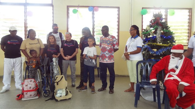 Côte d’Ivoire/Arbre de Noël : Drôme-Afrique offre du matériel de rééducation et fauteuil roulant  aux enfants handicapés