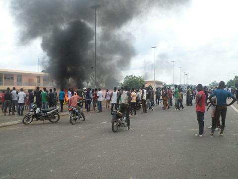 Fronde contre la CIE: Une voiture incendiée et un bâtiment saccagé à Yamoussoukro