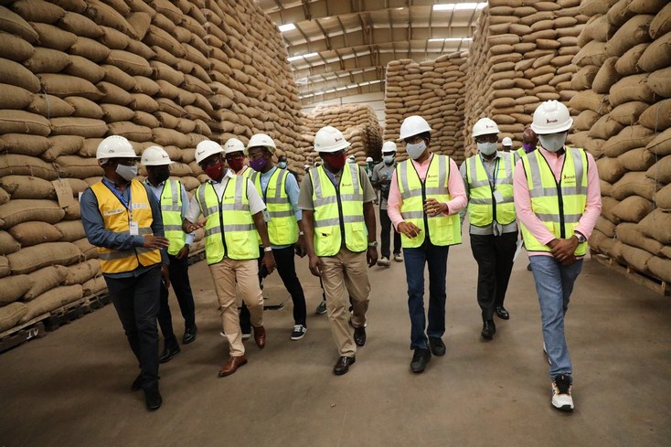 Côte d’Ivoire : le Dg du Conseil du coton et de l'anacarde visite la plus grande usine de transformation d’anacarde à Toumodi