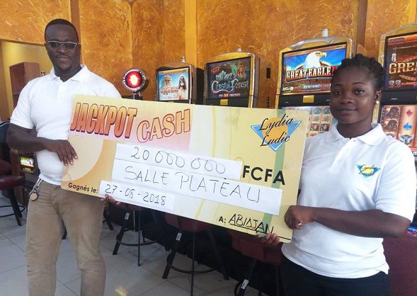 Un homme gagne un jackpot de 20 millions FCFA dans une salle de jeux d’Abidjan