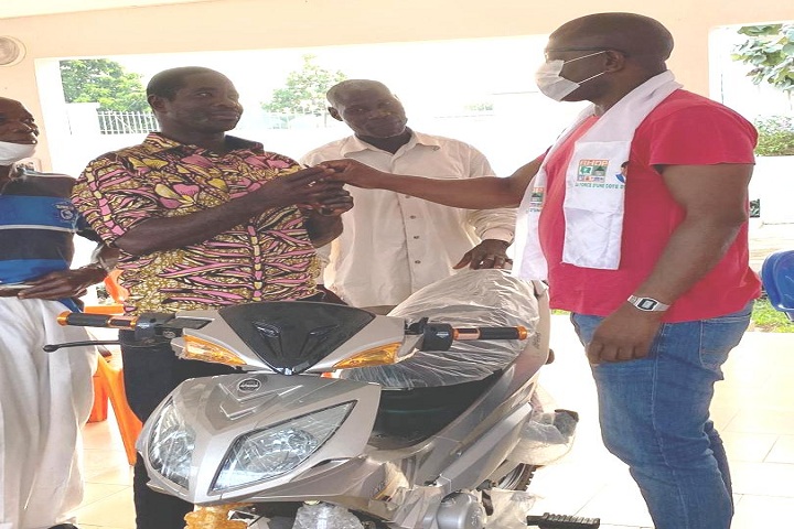 RHDP Tonkpi Rural : Dion  Rémi offre du matériel roulant à la délégation de Gbangbegouiné Yati
