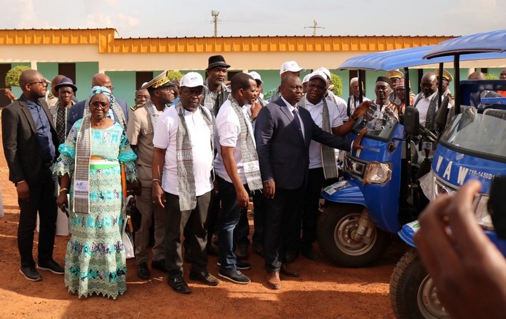 Filière coton : le Ministre d’Etat Adjoumani offre des équipements agricoles aux cotonculteurs ivoiriens