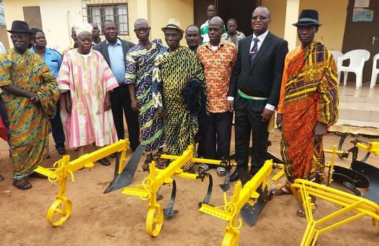 Côte d’Ivoire : Nzué Célestin dote les paysans de Botro en matériels agricoles