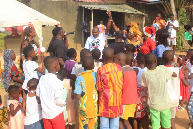 Arbre de Noël : les enfants du quartier Blankro d'Anyama célébrés