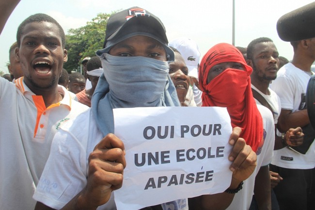 Des milliers d’élèves et étudiants manifestent à Abidjan pour la reprise des cours