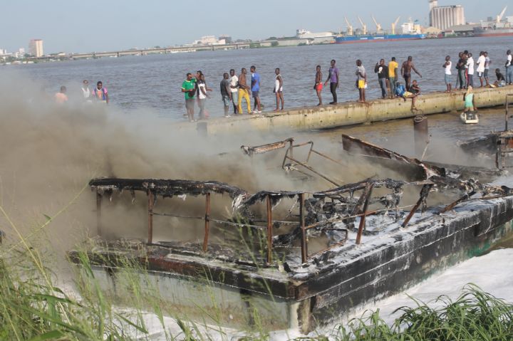 Sotra : Un bateau bus prend feu sur la lagune, 96 personnes échappent à la mort
