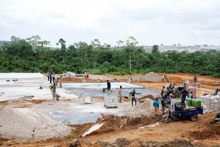 Côte d’Ivoire : l’UNICEF pose la première pierre  d’une usine de briques en plastique recyclé,  unique en son genre en Afrique