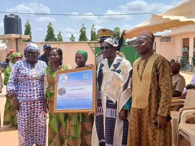 Sinématiali: Dr Adama Coulibaly récompense les institutrices de Korhogo