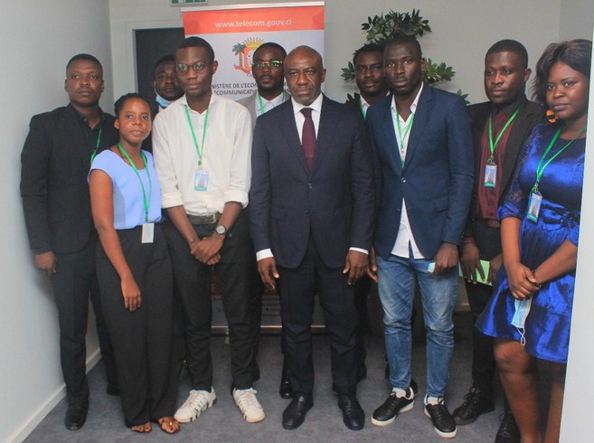 Innovation : le ministre Roger Adom félicite sept jeunes innovateurs ivoiriens