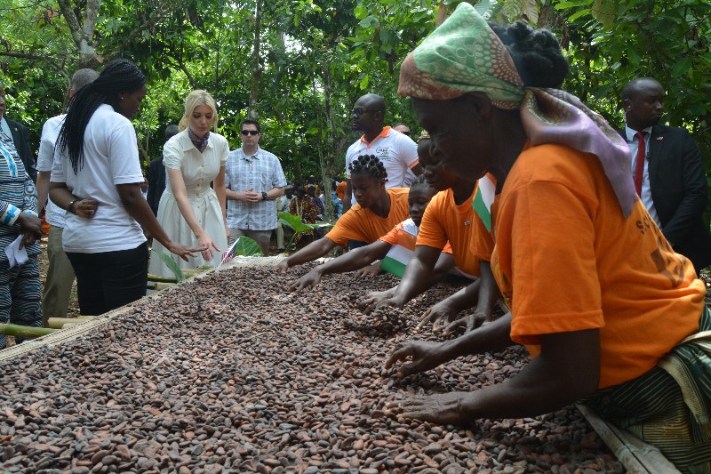 Ivanka Trump visite un champ de cacao à Adzopé et annonce d’un nouveau partenariat public-privé pour les femmes