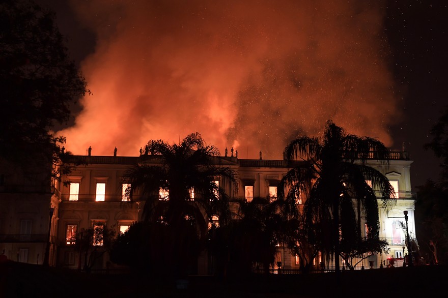 Brésil : un violent incendie ravage le Musée National de Rio de Janeiro