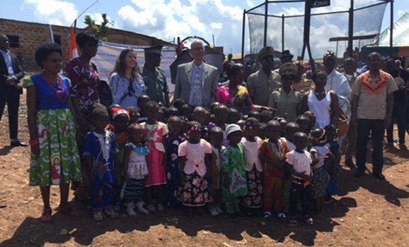 Côte d’Ivoire : l’Ambassadeur d’Israël, SEM. Eli Ben-Tura donne le sourire aux enfants d’Agboville