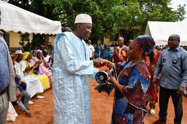 Solidarité : le Premier Ministre Amadou Gon Coulibaly fait des dons aux femmes et aux jeunes de Korhogo