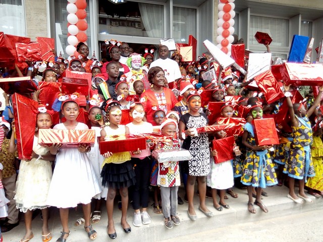 1ère édition des joies de Noël : Mariatou Koné donne le sourire à plus de 1000 enfants démunis