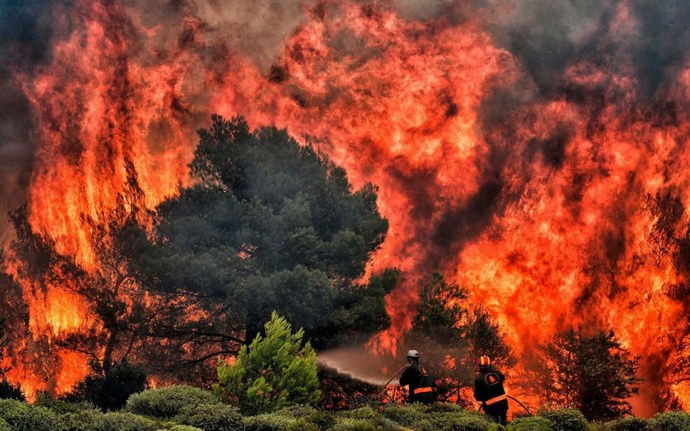 Grèce : le bilan passe à 77 morts, un autre front d’incendies à l’ouest d’Athènes